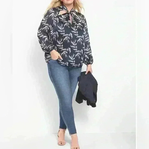 Lane Bryant Business Casual Blouse Mock Neck with Twist Cutout NWT Size 24 - Picture 4 of 16